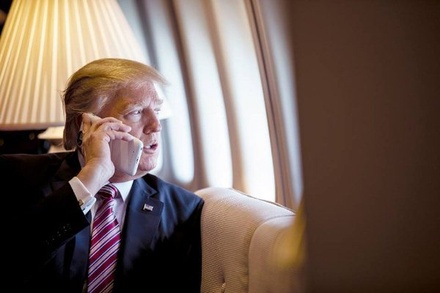 СМИ сообщили о прослушке шпионами из Китая и России мобильного телефона Трампа