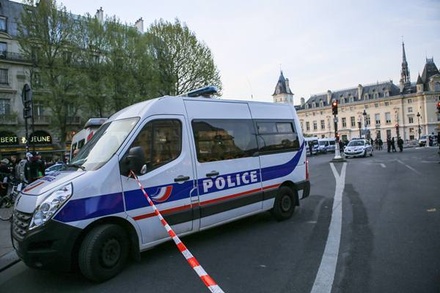 Четыре человека погибли в результате нападения на полицейский участок в Париже