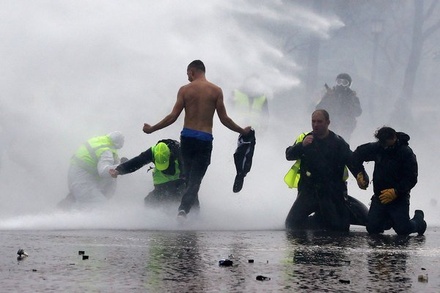В Париже полицейские применили слезоточивый газ против активистов «жёлтых жилетов»
