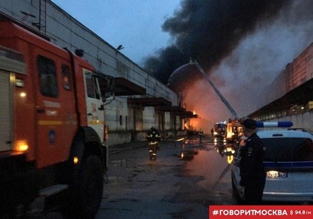 Огонь на складе на северо-востоке Москвы охватил 2 тысячи кв. метров