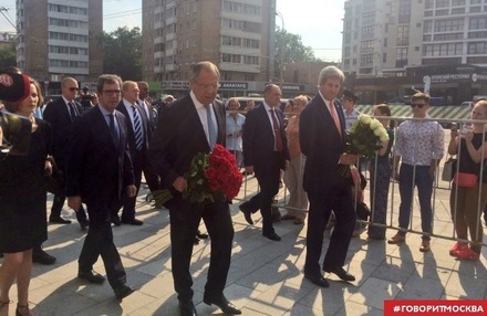 Лавров и Керри возложили цветы у посольства Франции