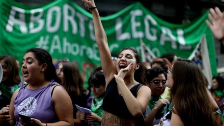 Десятки тысяч женщин устроили демонстрацию на улицах Буэнос-Айреса