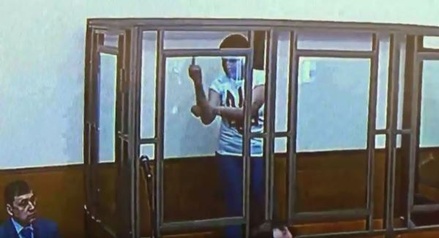 Адвокат рассказал, кому был адресован неприличный жест Савченко в суде