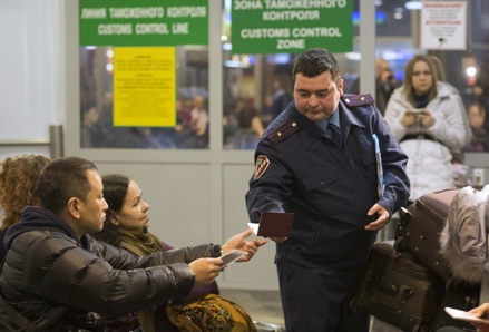 В Госдуме оценили планы МВД тщательнее проверять иностранцев при въезде в РФ: спохватились