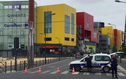 Спецназ освободил 18 заложников в торговом центре под Парижем
