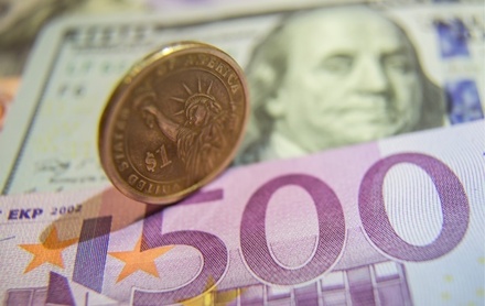 Доллар и евро растут к рублю на фоне падающей нефти