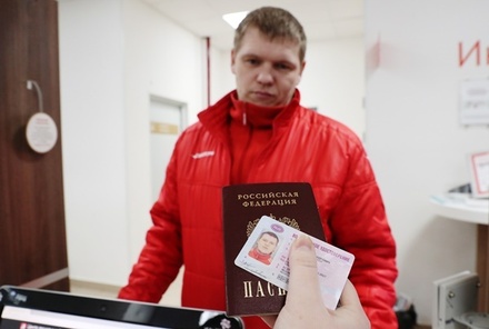 Путин поручил автоматически продлить на 3 месяца паспорта и водительские права