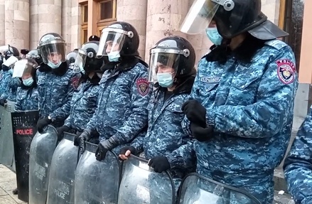 В Ереване полиция перекрыла дорогу к Дому правительства