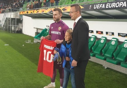 Игорь Акинфеев получил майку с фамилией Ференца Пушкаша после матча в Венгрии