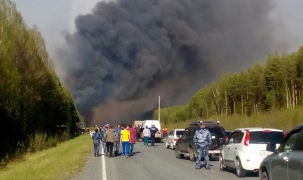 Лесной пожар угрожает двум посёлкам в Свердловской области