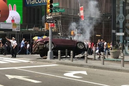 В центре Нью-Йорка автомобиль на большой скорости врезался в пешеходов
