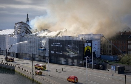 В Копенгагене горит историческое здание биржи