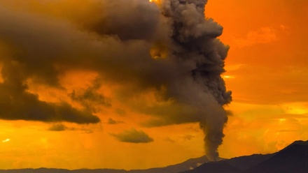 Курильский вулкан Эбеко выбросил столб пепла высотой 3 км