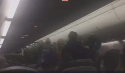 Обнажённый пассажир устроил переполох на борту самолёта Alaska Airlines