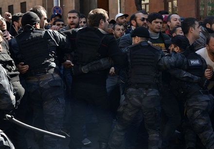 Число задержанных в Ереване демонстрантов превысило 100 человек