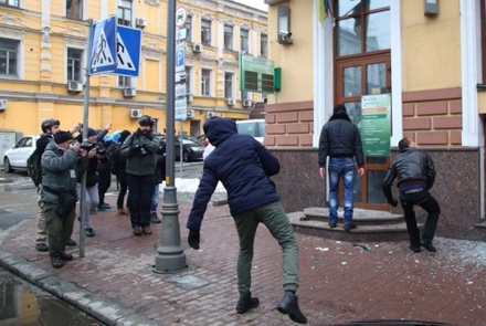 Националисты закидали камнями здания Сбербанка и Россотрудничества в Киеве