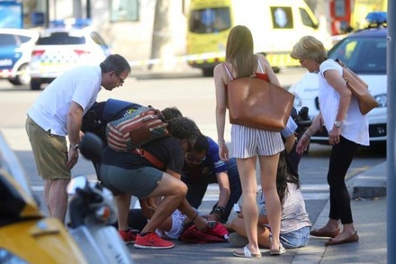 СМИ сообщили о 13 жертвах в результате наезда пикапа на прохожих в Барселоне