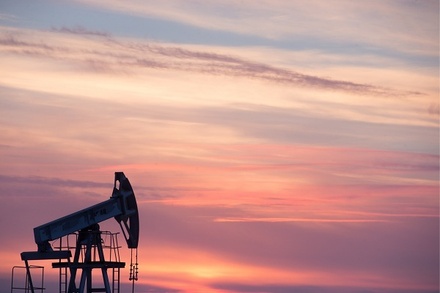 Цена нефти марки Brent опустилась ниже 61 доллара за баррель впервые за год