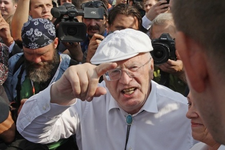 Жириновский упал на несогласованной акции в Москве из-за разношенных ботинок