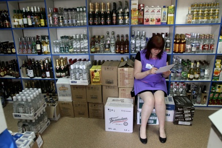 Уничтожать изъятый контрафактный алкоголь в РФ будут частные компании