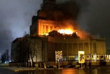 В Москве загорелся главный павильон ВДНХ