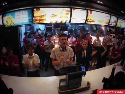 Сотрудники McDonald’s на Пушкинской встретили открытие ресторана аплодисментами