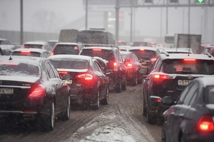 Автомобилистам в Москве рекомендуют пересесть на общественный транспорт из-за снегопада