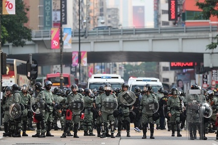 Активист ранил полицейского на митинге в Гонконге