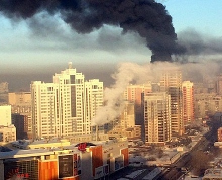 В Новосибирске локализовали крупный пожар на шинном складе