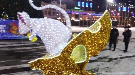 Житель Владивостока устроил дрифт вокруг новогодней ёлки на центральной площади