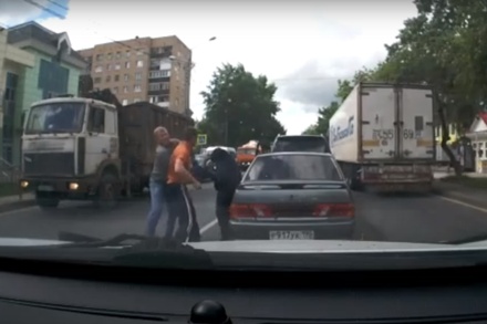 Нападение водителя и пассажира внедорожника на автомобилиста в Клину попало на видео