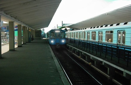 Мужчина погиб при падении на рельсы на станции метро «Выхино» в Москве