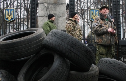 Бойцы батальона «Айдар» пытаются взять штурмом Минобороны Украины