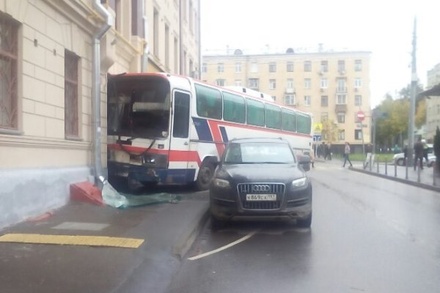 В центре Москвы водитель автобуса протаранил дом