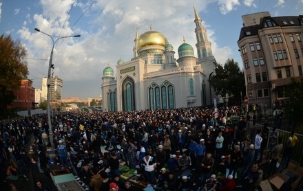 Тысячи мусульман совершили праздничную молитву в центре Москвы
