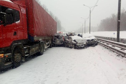 Симферопольское шоссе перекрыто из-за массовых ДТП с десятками машин
