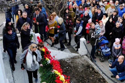Сотни человек пришли в центр Мурманска почтить память погибших в Шереметьеве
