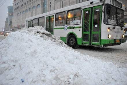 Наземный общественный транспорт в Москве следует в штатном режиме во время снегопада