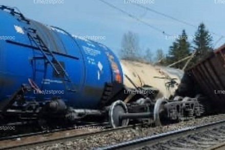 Пять вагонов грузового поезда сошли с рельсов в Красноярском крае