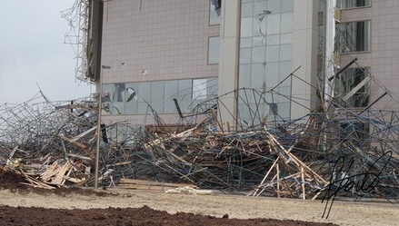 После обрушения строительных лесов в Сургуте МЧС открыло «горячую линию»