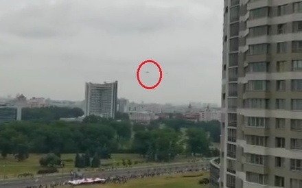 В зону оцепления на площади Госфлага в Минске прилетел вертолёт