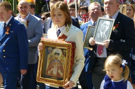 Наталья Поклонская принесла на акцию «Бессмертный полк» икону Николая II