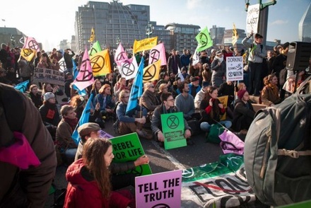 Экоактивисты блокируют движение в ЕС для привлечения внимания к проблемам климата