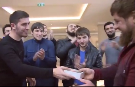 Кадыров разыграет в конкурсе подаренный кавээнщиками iPhone X
