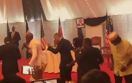 Барак Обама станцевал с президентом Кении