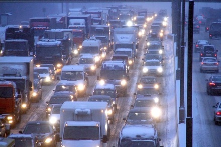 Москва вторые сутки стоит в многокилометровых пробках