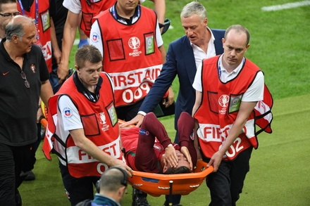 Криштиану Роналду в слезах покинул поле после травмы в финале Евро