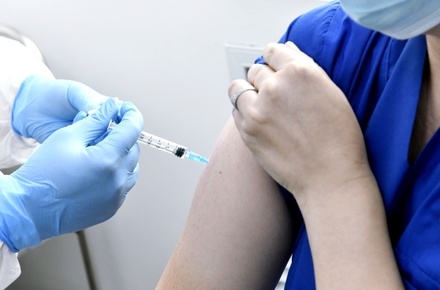 В центре «Вектор» заявили о безопасности вакцины «ЭпиВакКорона» для пожилых людей
