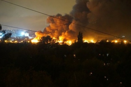 Пожарные потушили горящие на востоке Москвы склады с химикатами