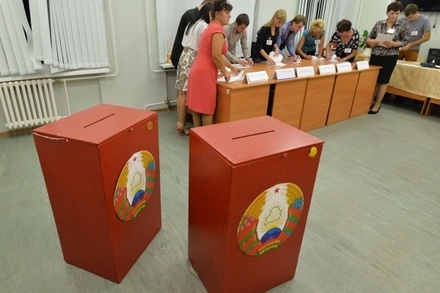 В белорусский парламент попали два оппозиционера